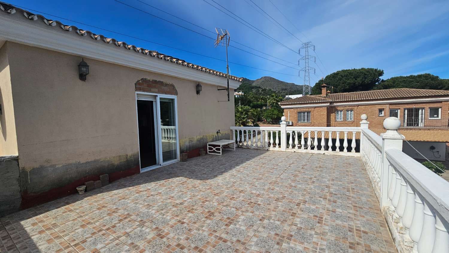 4 bedroom Villa for sale in Alhaurin de la Torre with pool garage - € 720,000 (Ref: 9840084)