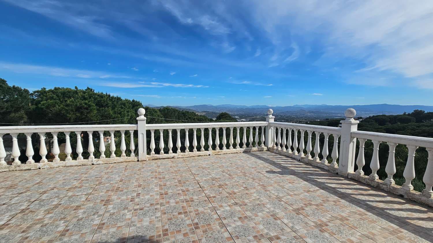 4 bedroom Villa for sale in Alhaurin de la Torre with pool garage - € 720,000 (Ref: 9840084)