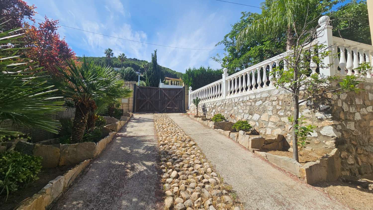4 bedroom Villa for sale in Alhaurin de la Torre with pool garage - € 720,000 (Ref: 9840084)