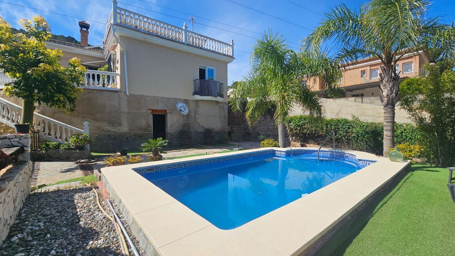 4 bedroom Villa for sale in Alhaurin de la Torre with pool garage - € 720,000 (Ref: 9840084)