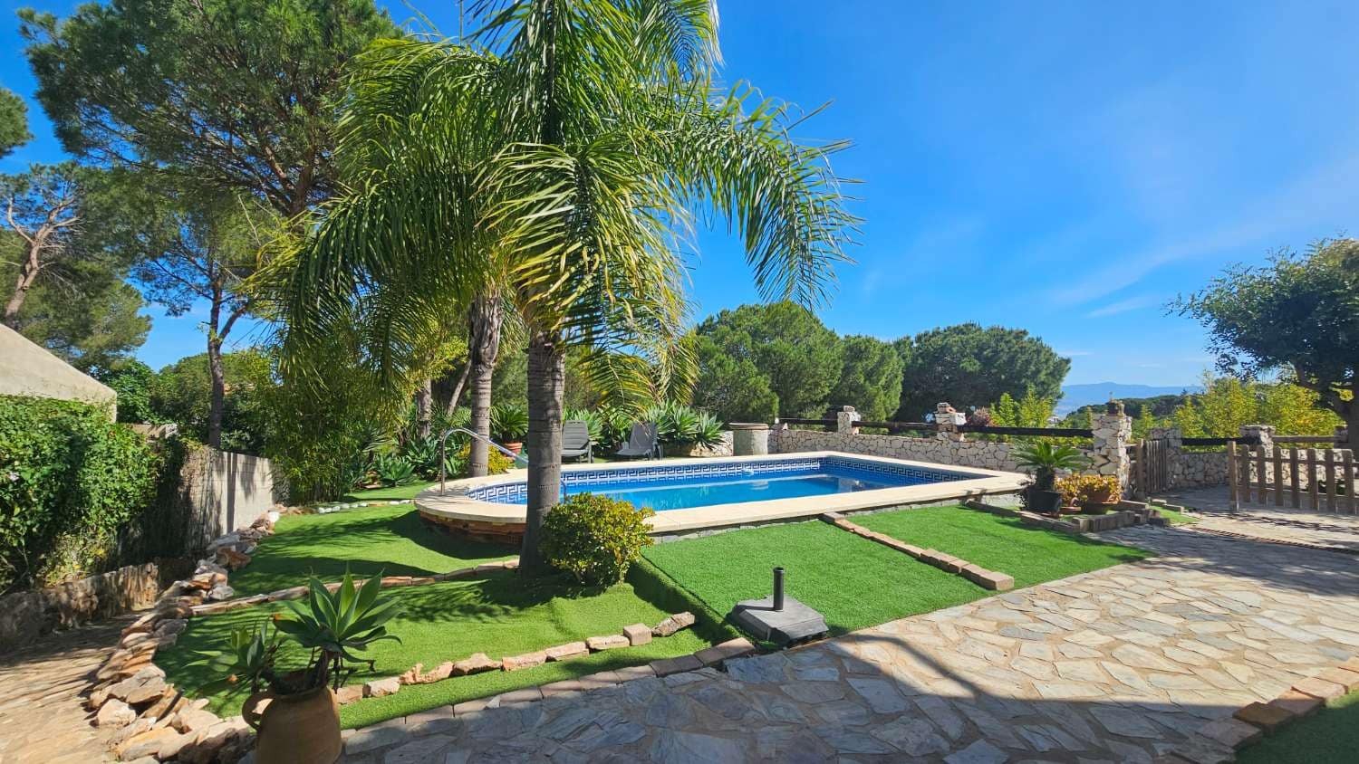 4 bedroom Villa for sale in Alhaurin de la Torre with pool garage - € 720,000 (Ref: 9840084)