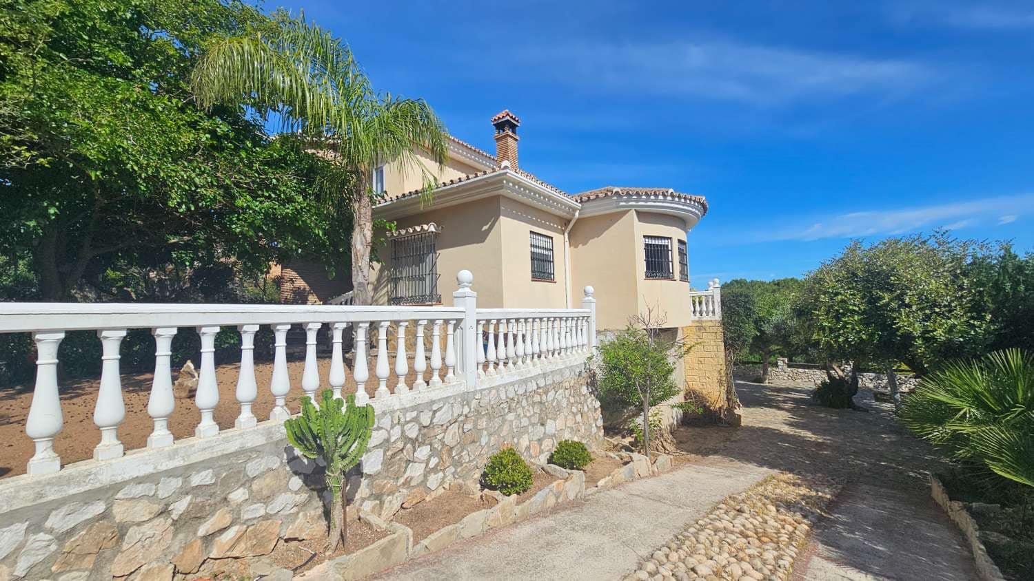 4 bedroom Villa for sale in Alhaurin de la Torre with pool garage - € 720,000 (Ref: 9840084)