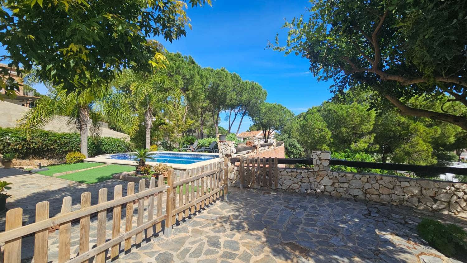 4 bedroom Villa for sale in Alhaurin de la Torre with pool garage - € 720,000 (Ref: 9840084)