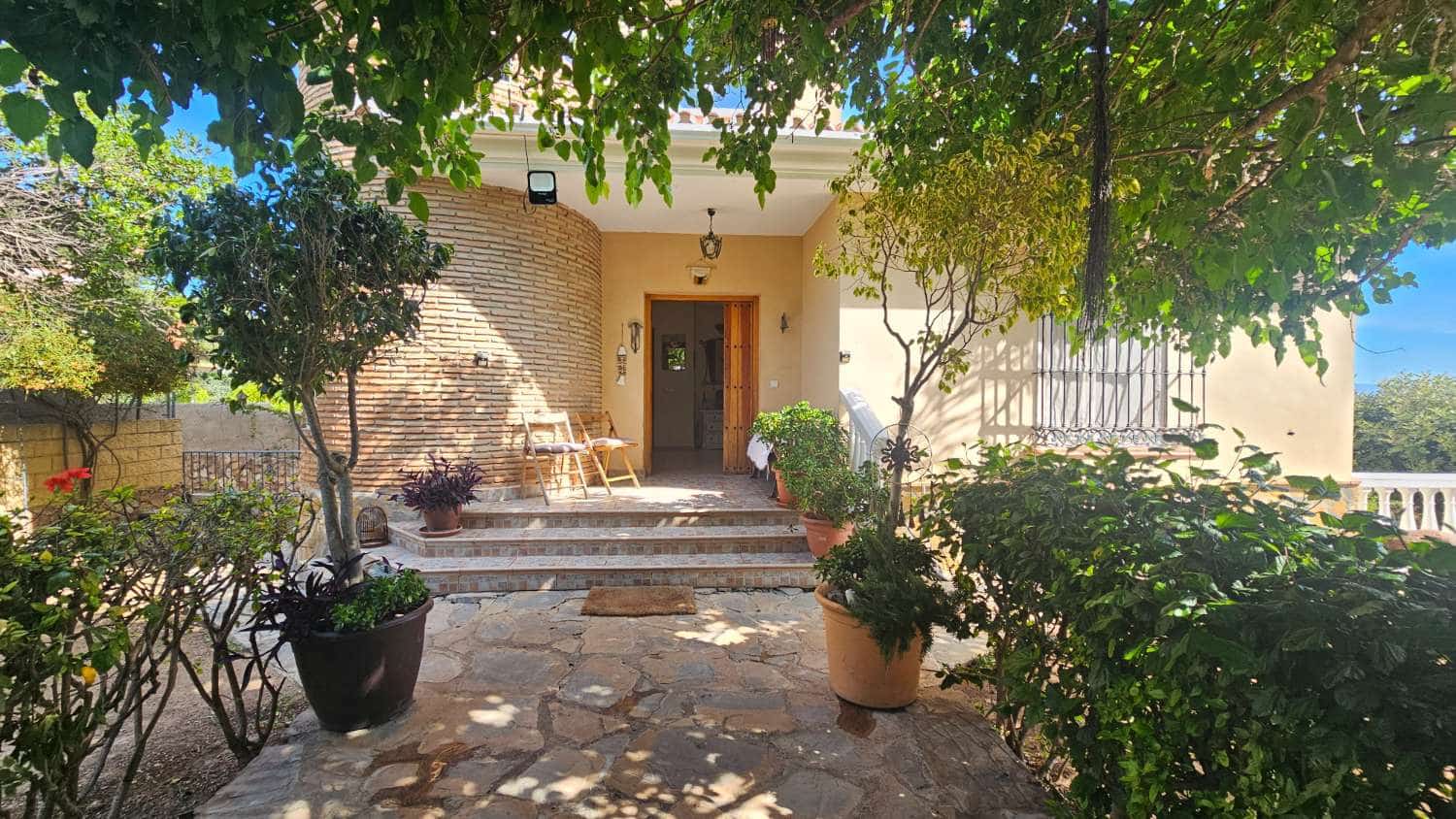 4 bedroom Villa for sale in Alhaurin de la Torre with pool garage - € 720,000 (Ref: 9840084)