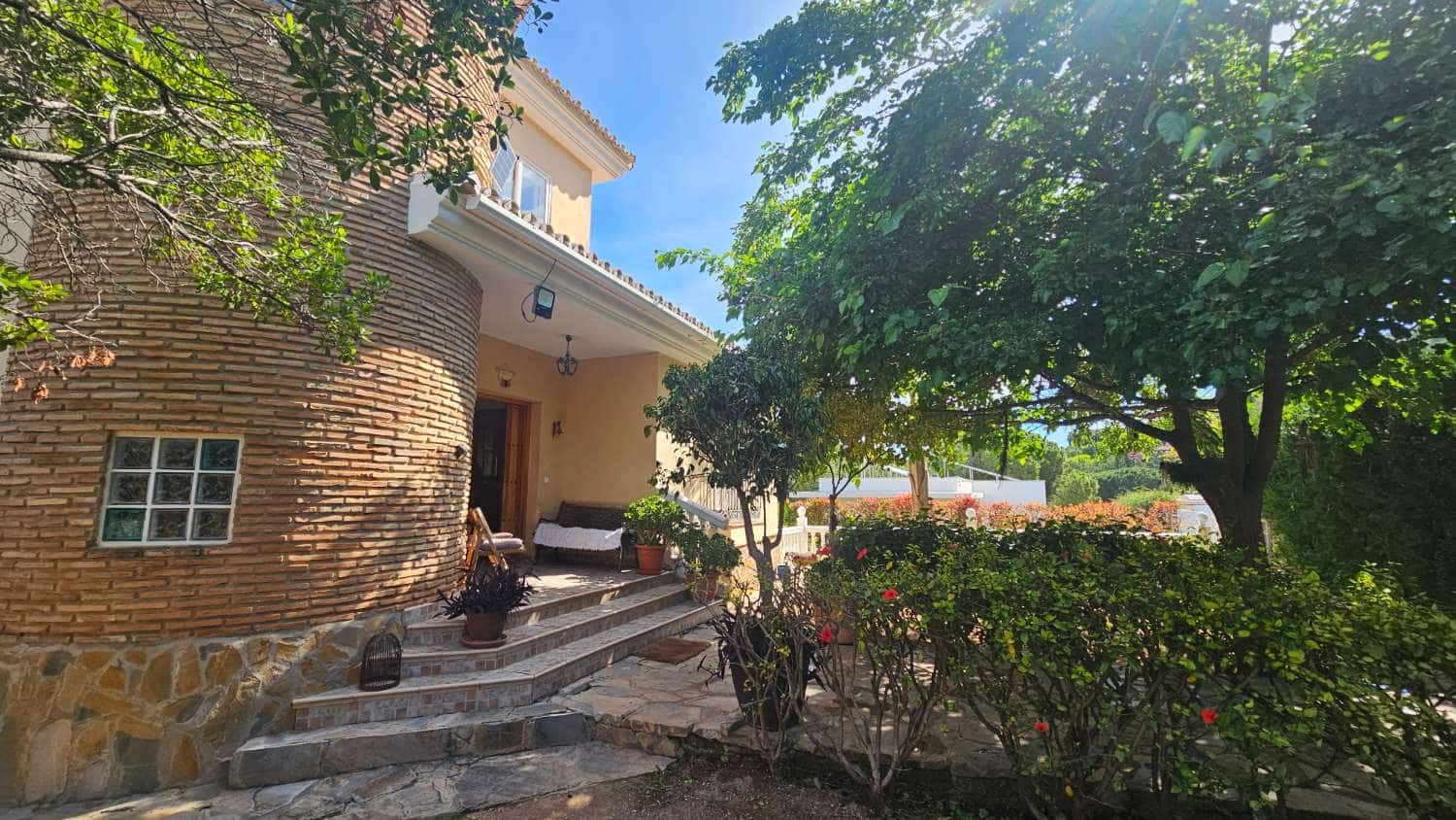 4 bedroom Villa for sale in Alhaurin de la Torre with pool garage - € 720,000 (Ref: 9840084)