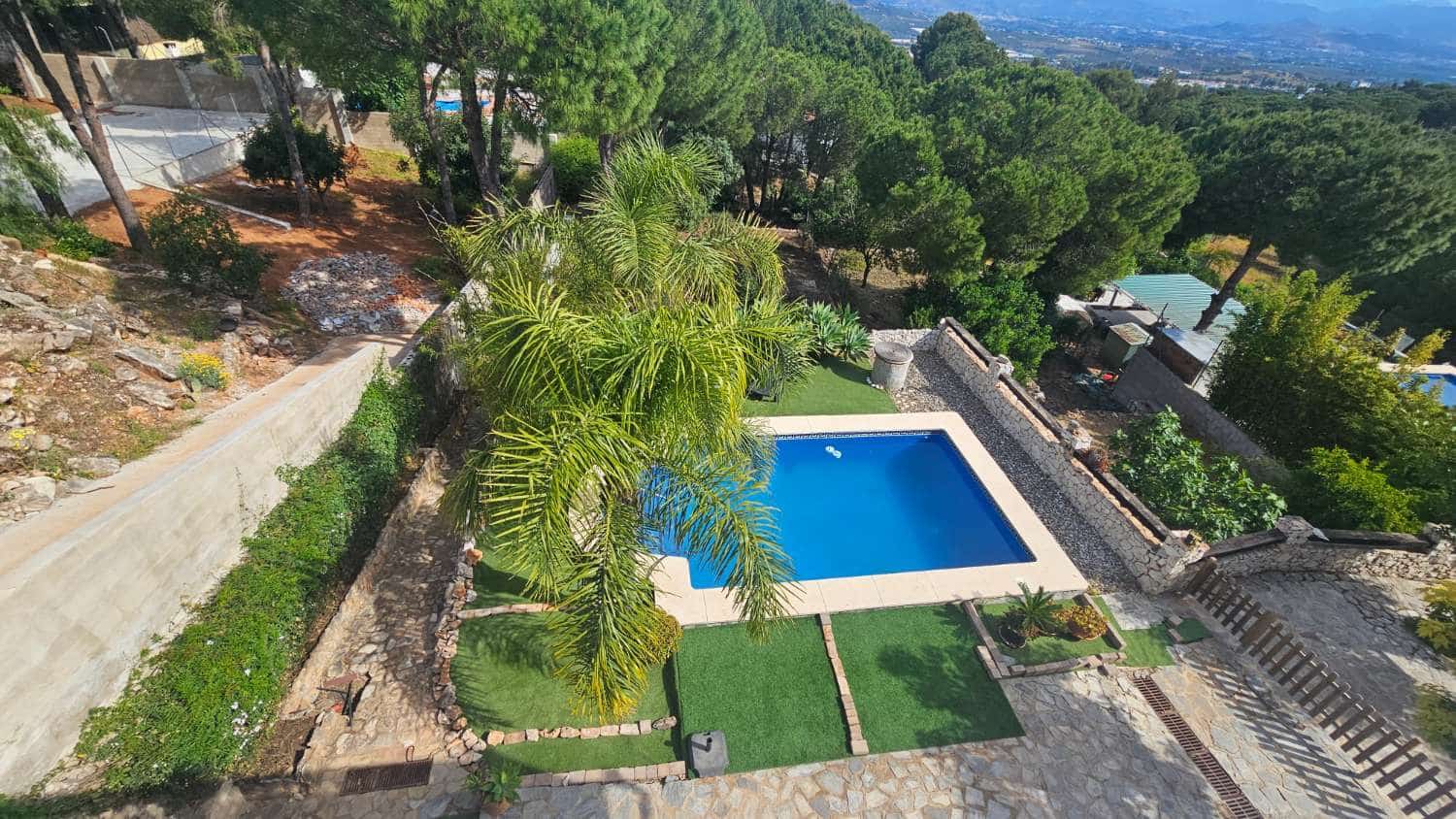 4 bedroom Villa for sale in Alhaurin de la Torre with pool garage - € 720,000 (Ref: 9840084)