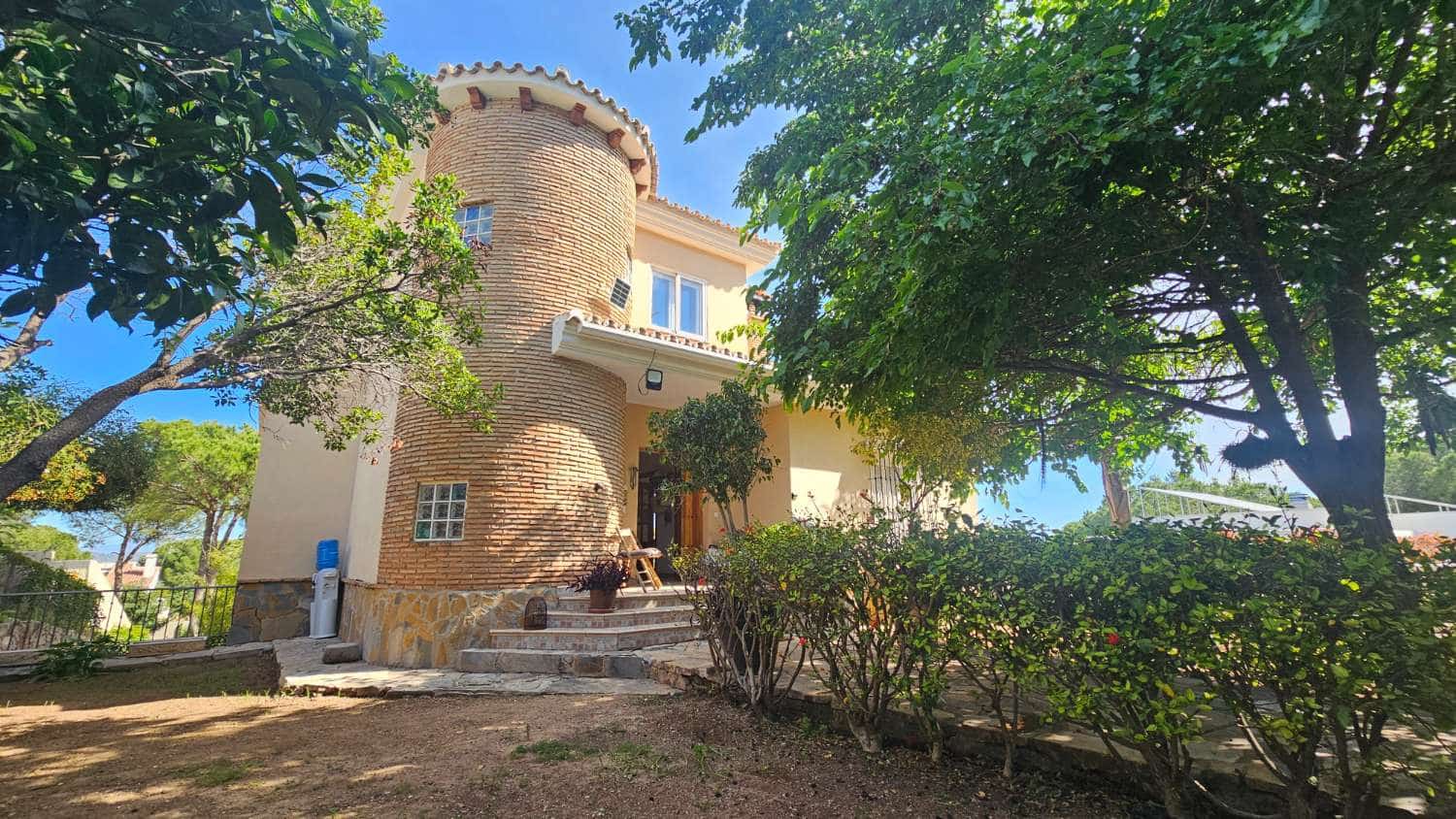 4 bedroom Villa for sale in Alhaurin de la Torre with pool garage - € 720,000 (Ref: 9840084)