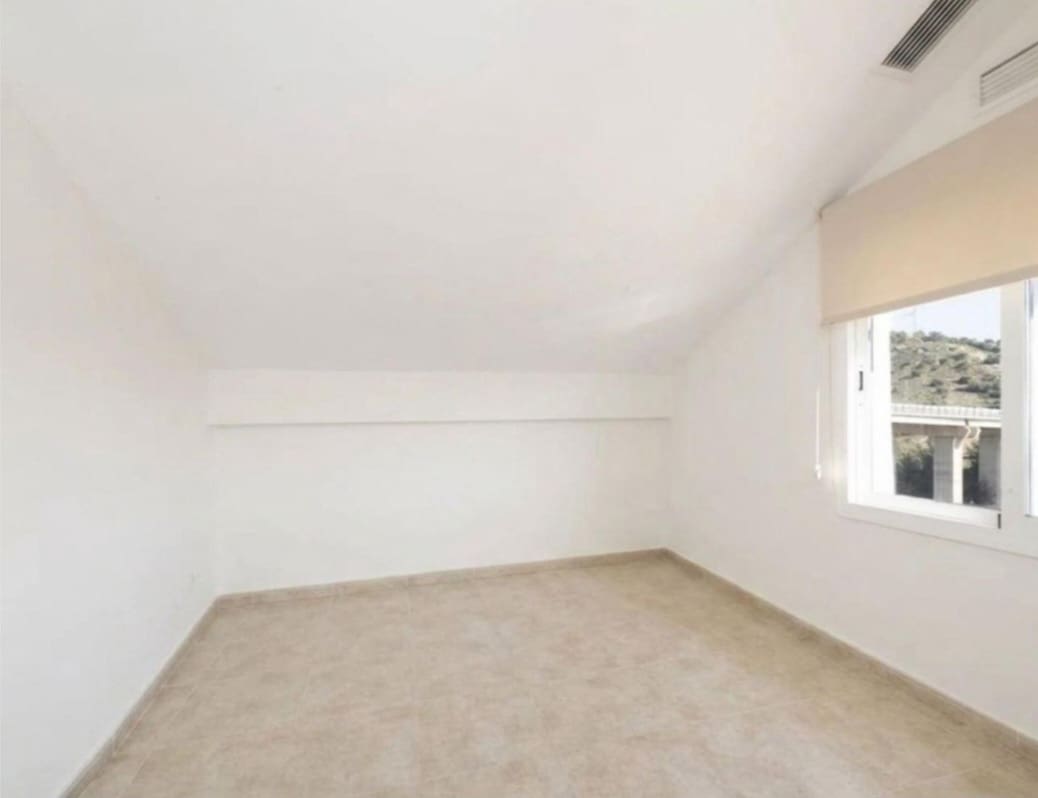 Villa/Maison Mitoyenne de 4 chambres à louer à Malaga ville avec garage - 1 990 € (Ref: 9875693)
