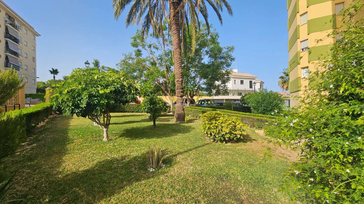 3 bedroom Beach Apartment for sale in Fuengirola with garage - € 360,000 (Ref: 9880601)