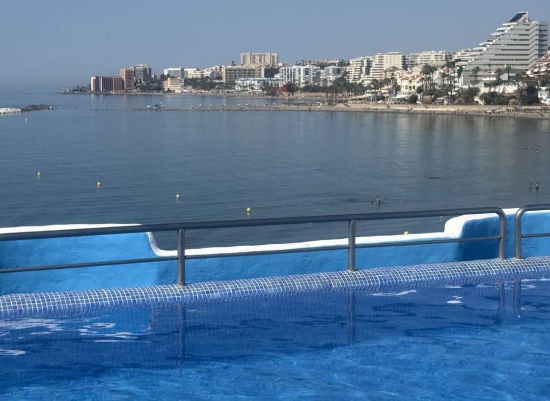 1 soveværelse Strandlejlighed til salg i Benalmadena med swimmingpool - € 445.000 (Ref: 9910049)