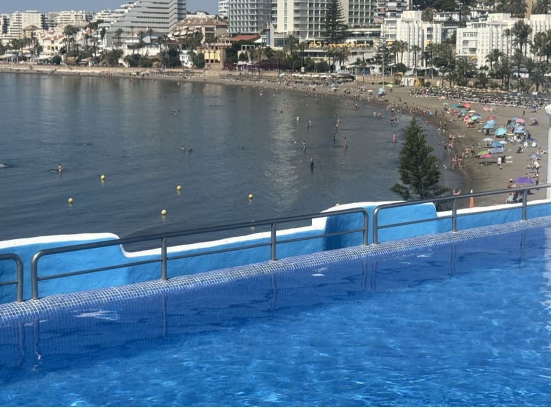 1 soveværelse Strandlejlighed til salg i Benalmadena med swimmingpool - € 445.000 (Ref: 9910049)