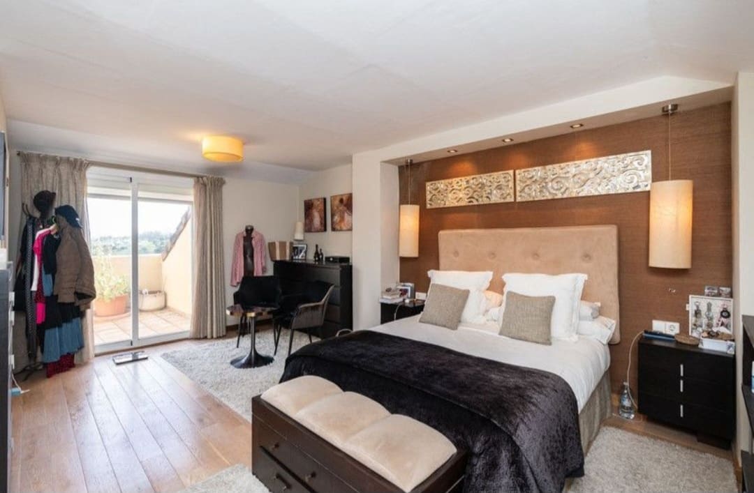 3 sypialnia Penthouse na sprzedaż w Estepona z basenem garażem - 620 000 € (Ref: 9962027)