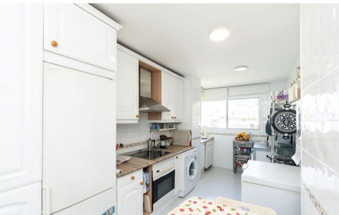 3 sypialnia Penthouse na sprzedaż w Estepona z basenem garażem - 620 000 € (Ref: 9962027)