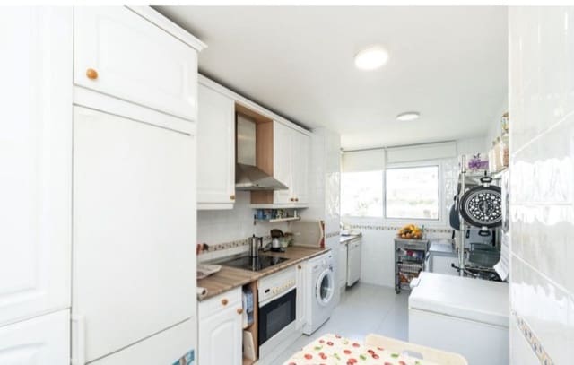 3 sypialnia Penthouse na sprzedaż w Estepona z basenem garażem - 620 000 € (Ref: 9962027)