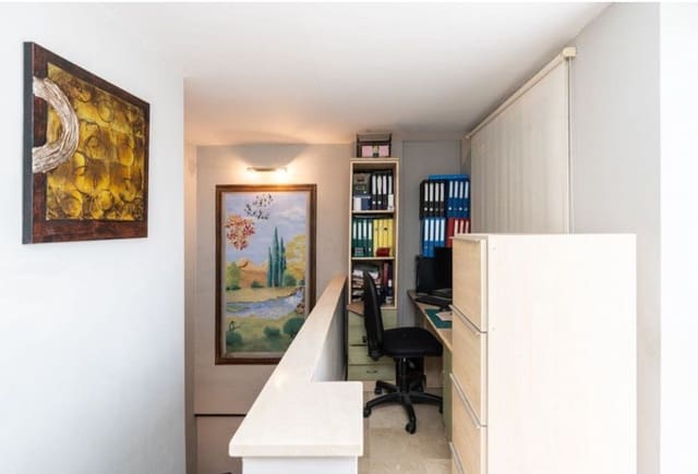 3 sypialnia Penthouse na sprzedaż w Estepona z basenem garażem - 620 000 € (Ref: 9962027)