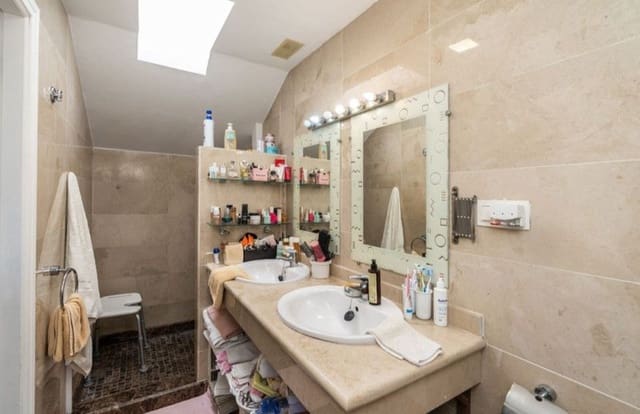 3 sypialnia Penthouse na sprzedaż w Estepona z basenem garażem - 620 000 € (Ref: 9962027)