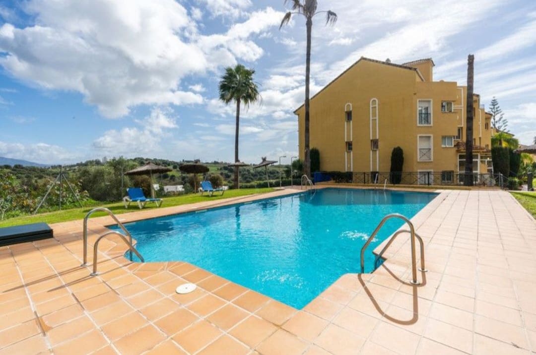 3 sypialnia Penthouse na sprzedaż w Estepona z basenem garażem - 620 000 € (Ref: 9962027)