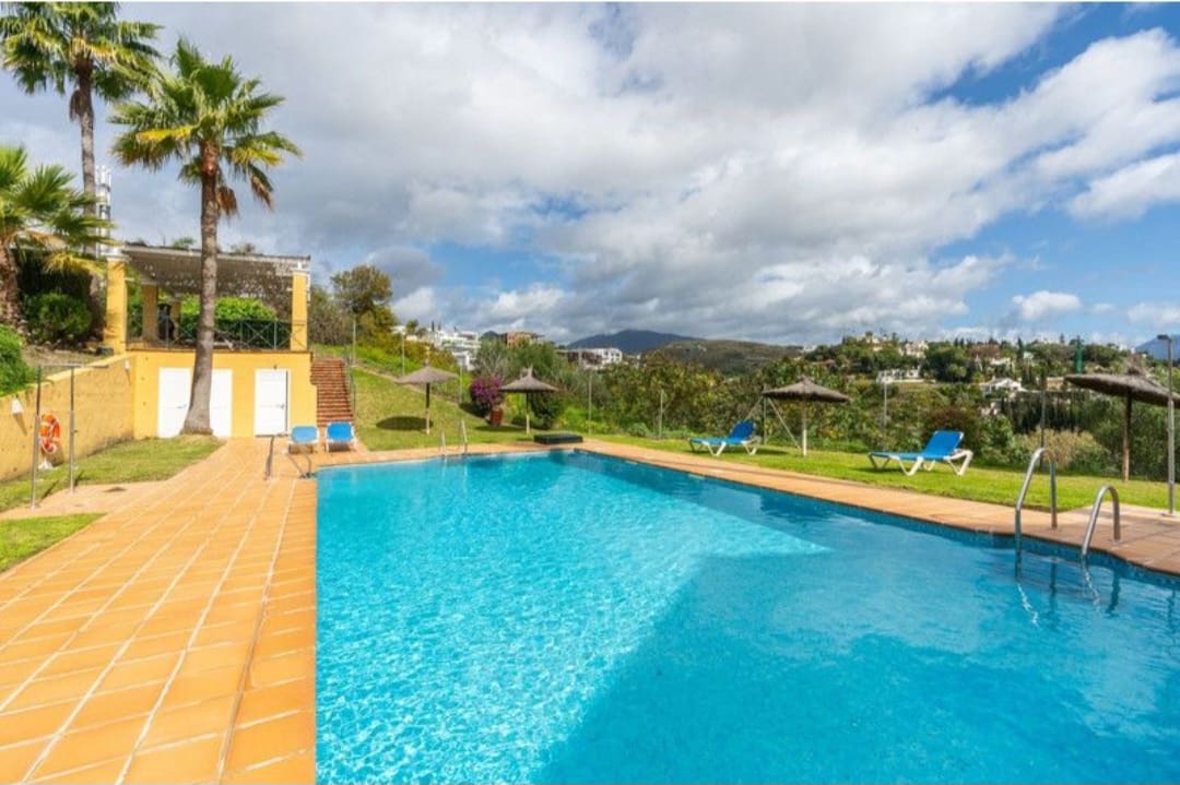 3 sypialnia Penthouse na sprzedaż w Estepona z basenem garażem - 620 000 € (Ref: 9962027)