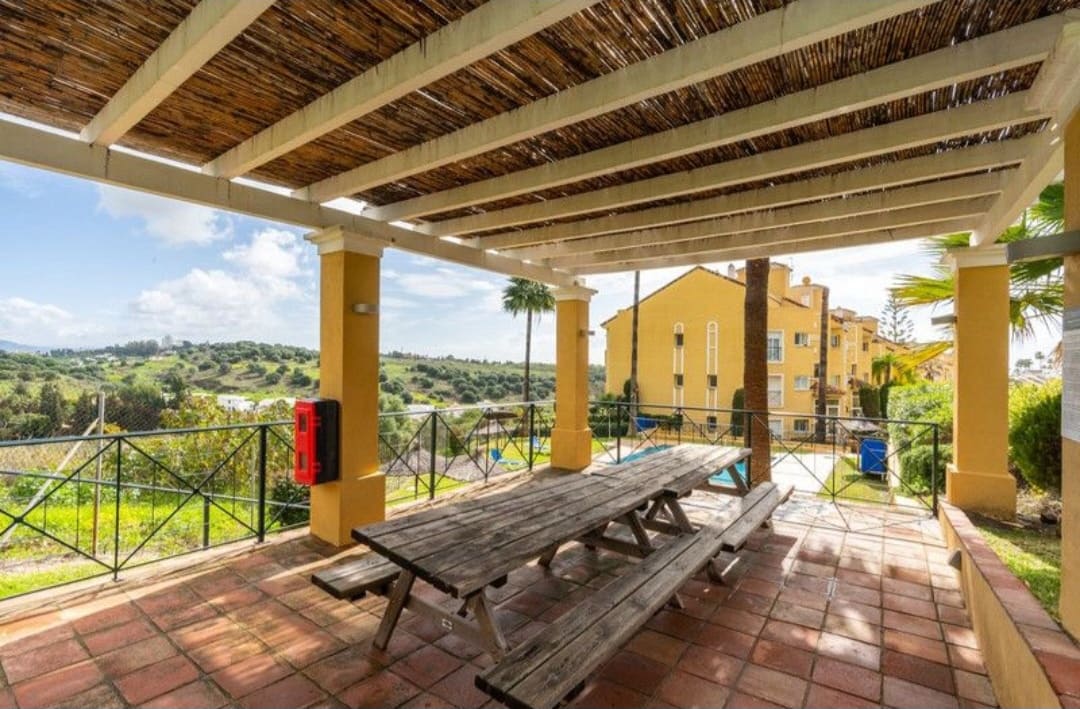 3 sypialnia Penthouse na sprzedaż w Estepona z basenem garażem - 620 000 € (Ref: 9962027)