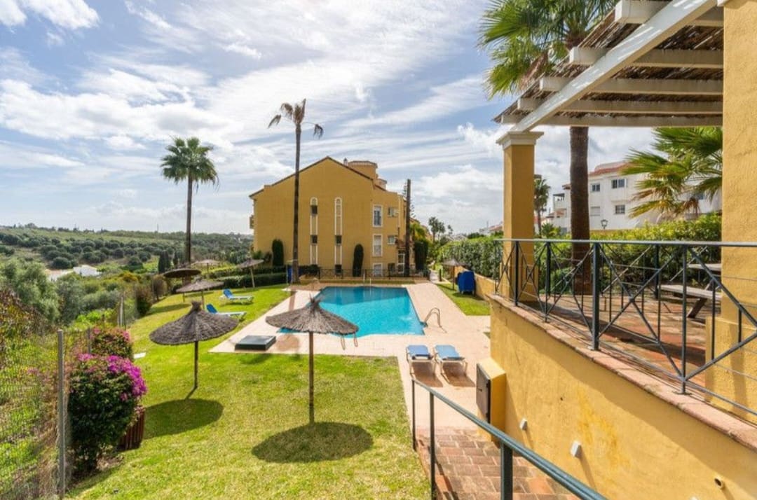 3 sypialnia Penthouse na sprzedaż w Estepona z basenem garażem - 620 000 € (Ref: 9962027)