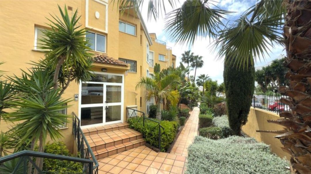 3 sypialnia Penthouse na sprzedaż w Estepona z basenem garażem - 620 000 € (Ref: 9962027)