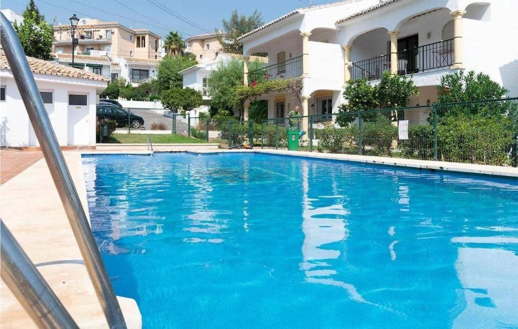 2 bedroom Beach Apartment for sale in Fuengirola with pool - € 285,000 (Ref: 9972860)