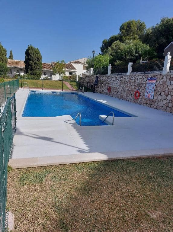 2 bedroom Beach Apartment for sale in Fuengirola with pool - € 285,000 (Ref: 9972860)