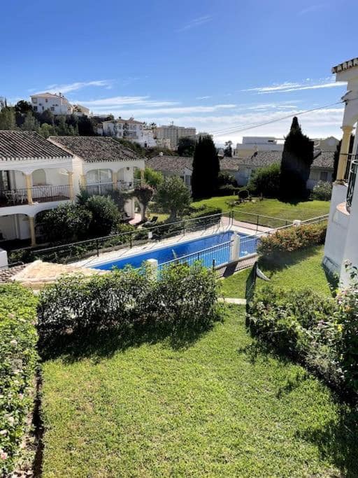 2 bedroom Beach Apartment for sale in Fuengirola with pool - € 285,000 (Ref: 9972860)