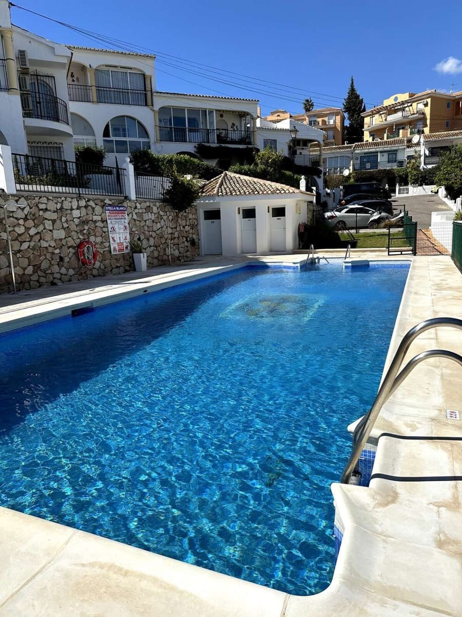2 bedroom Beach Apartment for sale in Fuengirola with pool - € 285,000 (Ref: 9972860)