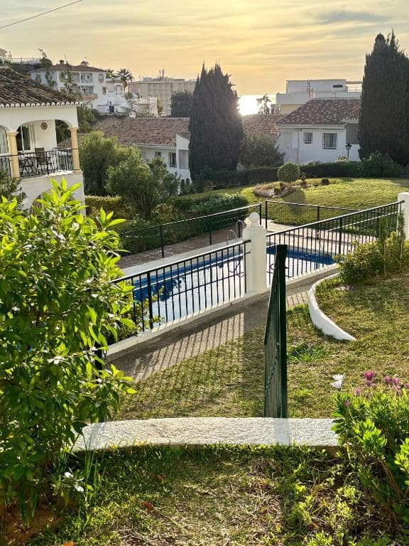 2 bedroom Beach Apartment for sale in Fuengirola with pool - € 285,000 (Ref: 9972860)