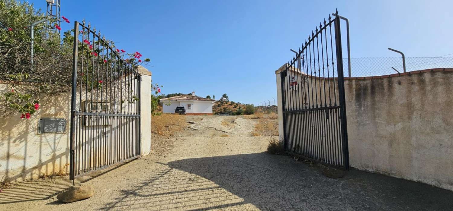 3 bedroom Villa for sale in Coin with pool - € 329,000 (Ref: 9976784)