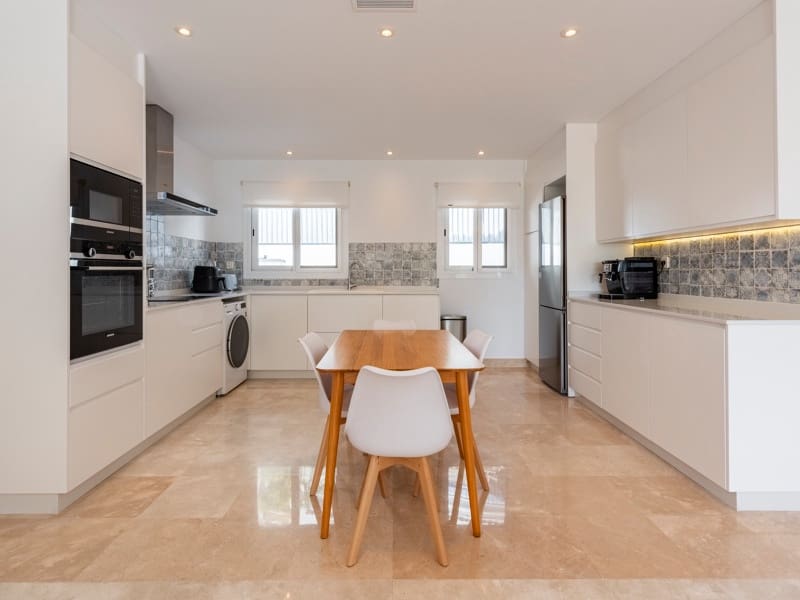 Apartamento Playa de 2 habitaciones en Benahavís en venta con piscina garaje - 549.000 € (Ref: 9982694)