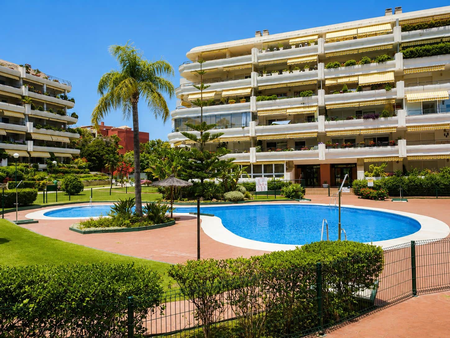 2 slaapkamer Strandappartement te koop in Marbella met zwembad garage - € 455.000 (Ref: 9982695)