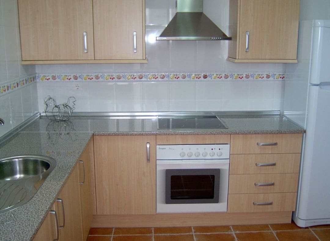 2 soverom Strandleiligheter til leie i Fuengirola med svømmebasseng garasje - € 1 300 (Ref: 9996628)