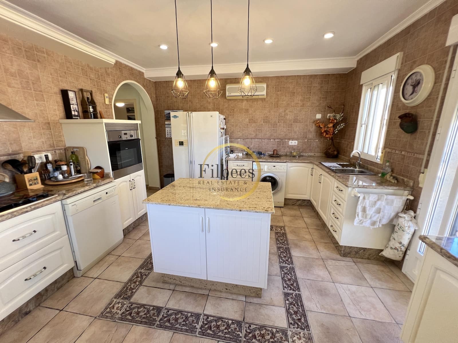 5 slaapkamer Villa te koop in Leiva met zwembad garage - € 535.000 (Ref: 9337207)