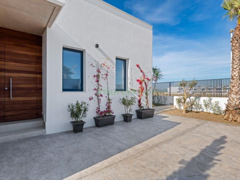 3 soveværelse Villa til salg i Mar de Cristal med swimmingpool - € 549.000 (Ref: 5239669)