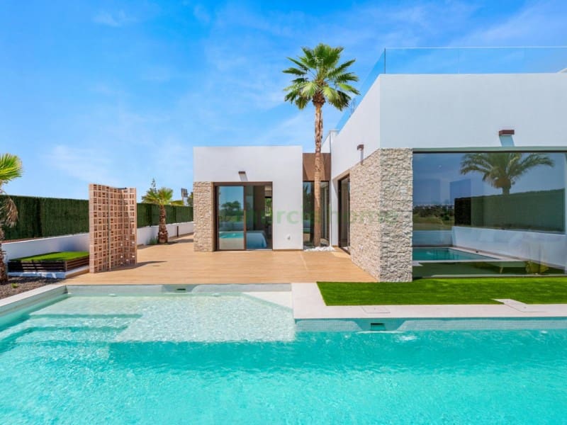 3 bedroom Villa for sale in Los Alcazares with garage - € 555,000 (Ref: 9929292)