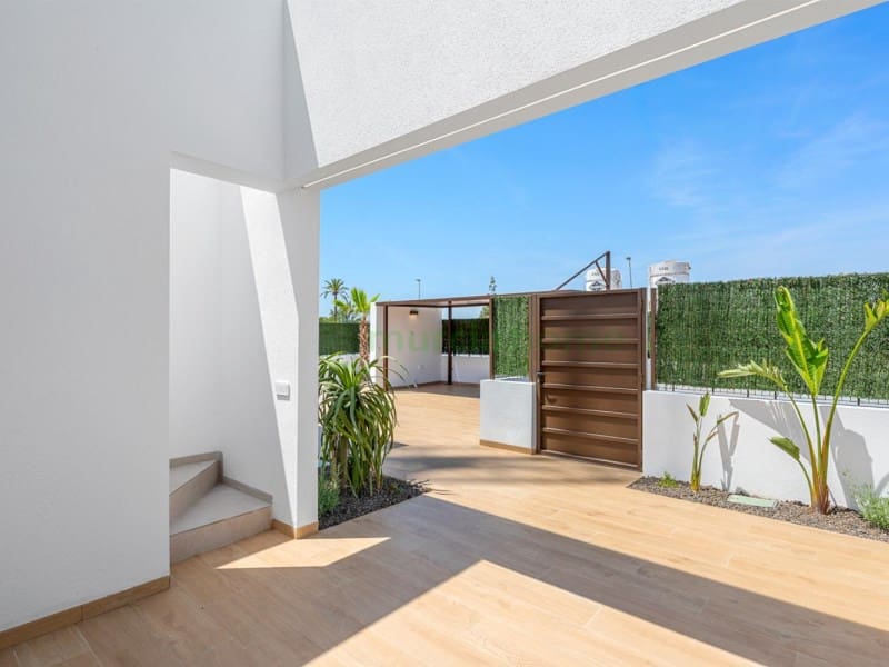 3 bedroom Villa for sale in Los Alcazares with garage - € 555,000 (Ref: 9929292)