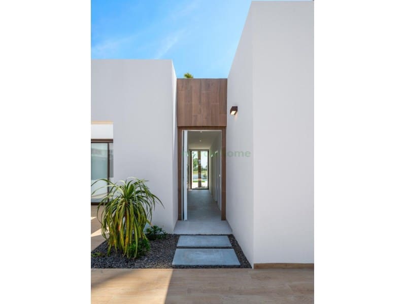 3 bedroom Villa for sale in Los Alcazares with garage - € 555,000 (Ref: 9929292)