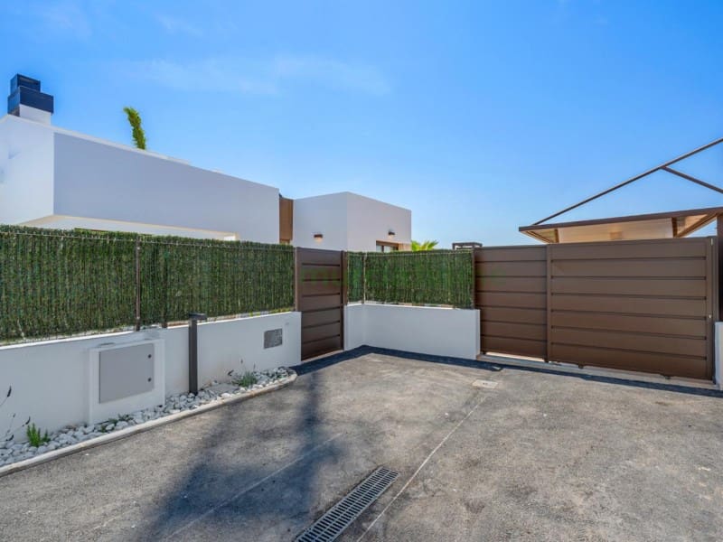 3 bedroom Villa for sale in Los Alcazares with garage - € 555,000 (Ref: 9929292)