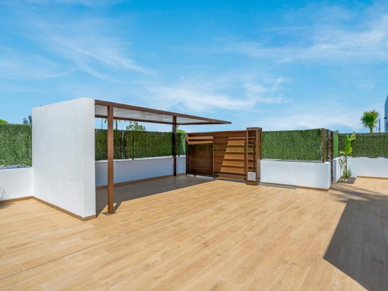 3 bedroom Villa for sale in Los Alcazares with garage - € 555,000 (Ref: 9929292)