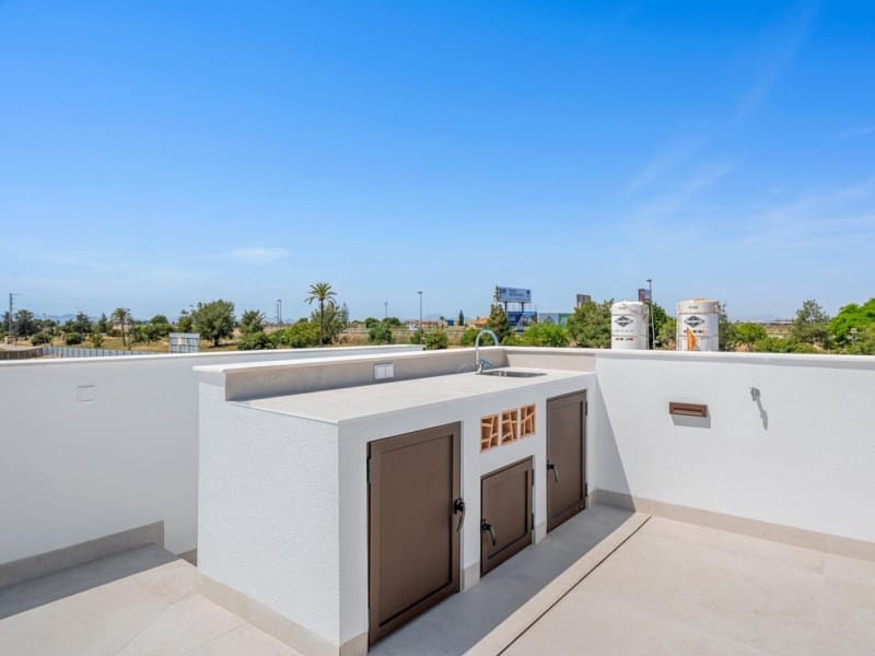 3 bedroom Villa for sale in Los Alcazares with garage - € 555,000 (Ref: 9929292)