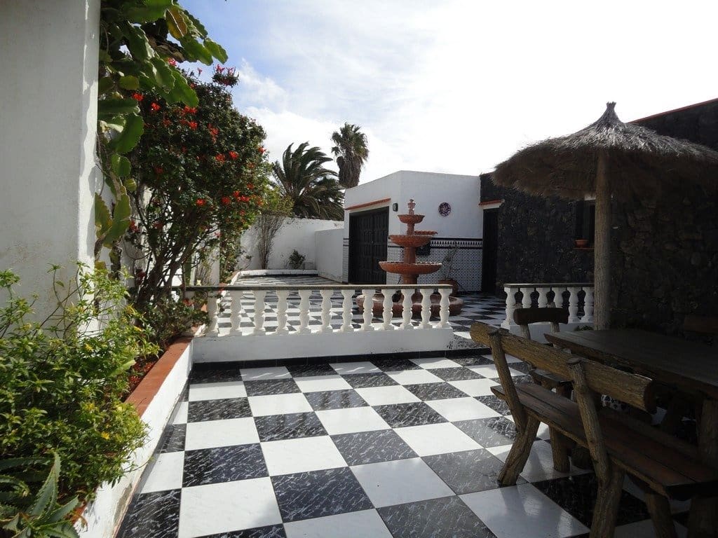 4 bedroom Villa for sale in Nazaret with garage - € 500,000 (Ref: 6161076)
