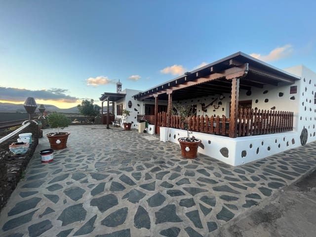 Chalet de 2 habitaciones en Tías en venta con garaje - 775.000 € (Ref: 8836753)