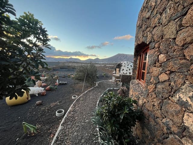 Chalet de 2 habitaciones en Tías en venta con garaje - 775.000 € (Ref: 8836753)