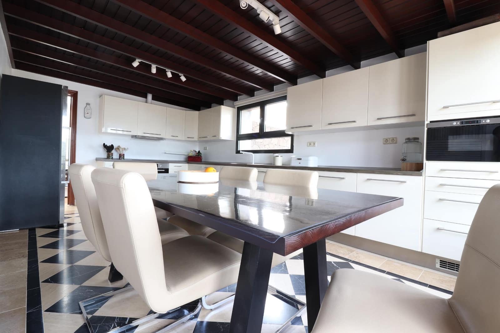 4 slaapkamer Villa te koop in Playa Blanca met zwembad - € 595.000 (Ref: 8950585)