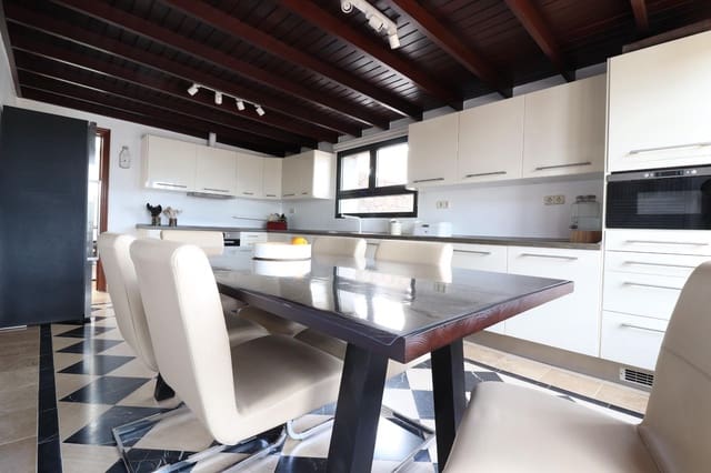 4 slaapkamer Villa te koop in Playa Blanca, Yaiza met zwembad - € 595.000 (Ref: 8950585)