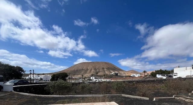 5 bedroom Finca/Country House for sale in Yaiza - € 421,500 (Ref: 9419730)