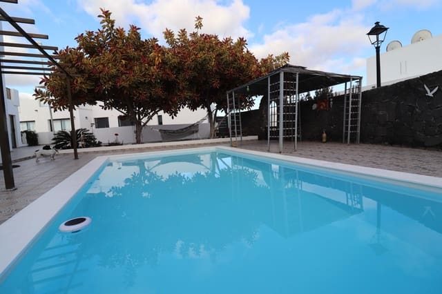 3 bedroom Villa for sale in Yaiza with pool - € 650,000 (Ref: 9485281)
