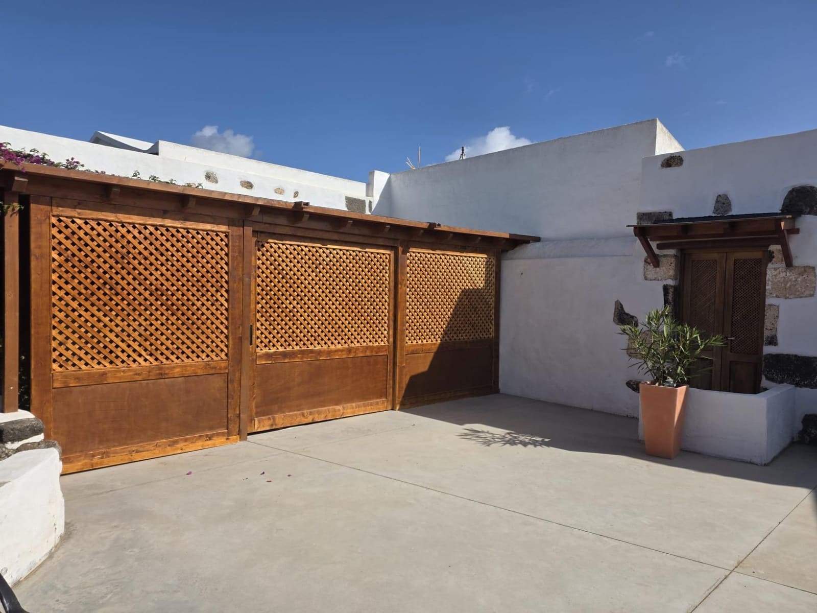 4 bedroom Finca/Country House for sale in Yaiza with garage - € 565,000 (Ref: 9695311)